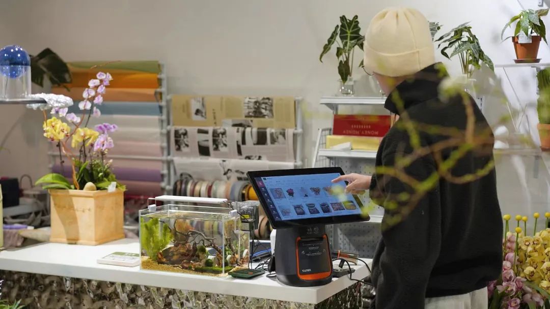 22岁，疫情下开62㎡花店，月营业额做到6万元，独特是他的标签