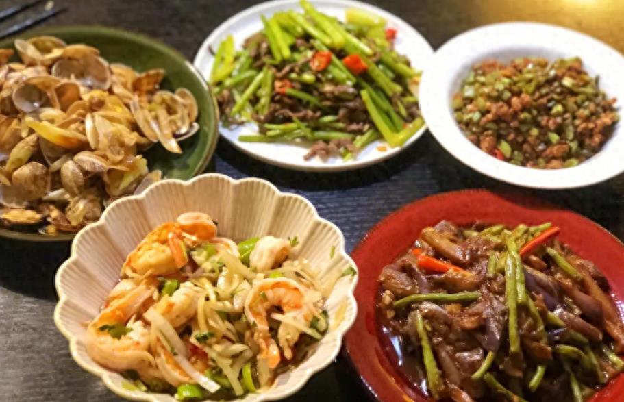 40岁，老光棍，隔壁新来的大妈故意走光，无意看到那抹黑色风景