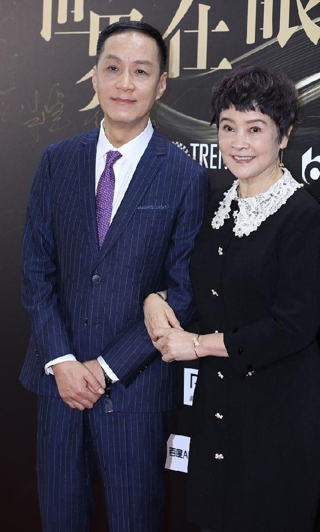 冯远征和老婆唐装照片,冯远征老婆穿红裙