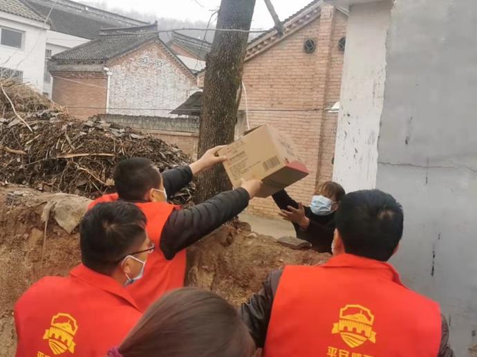 疫情防控敲门行动志愿服务,防疫值守收到居民赠送物资