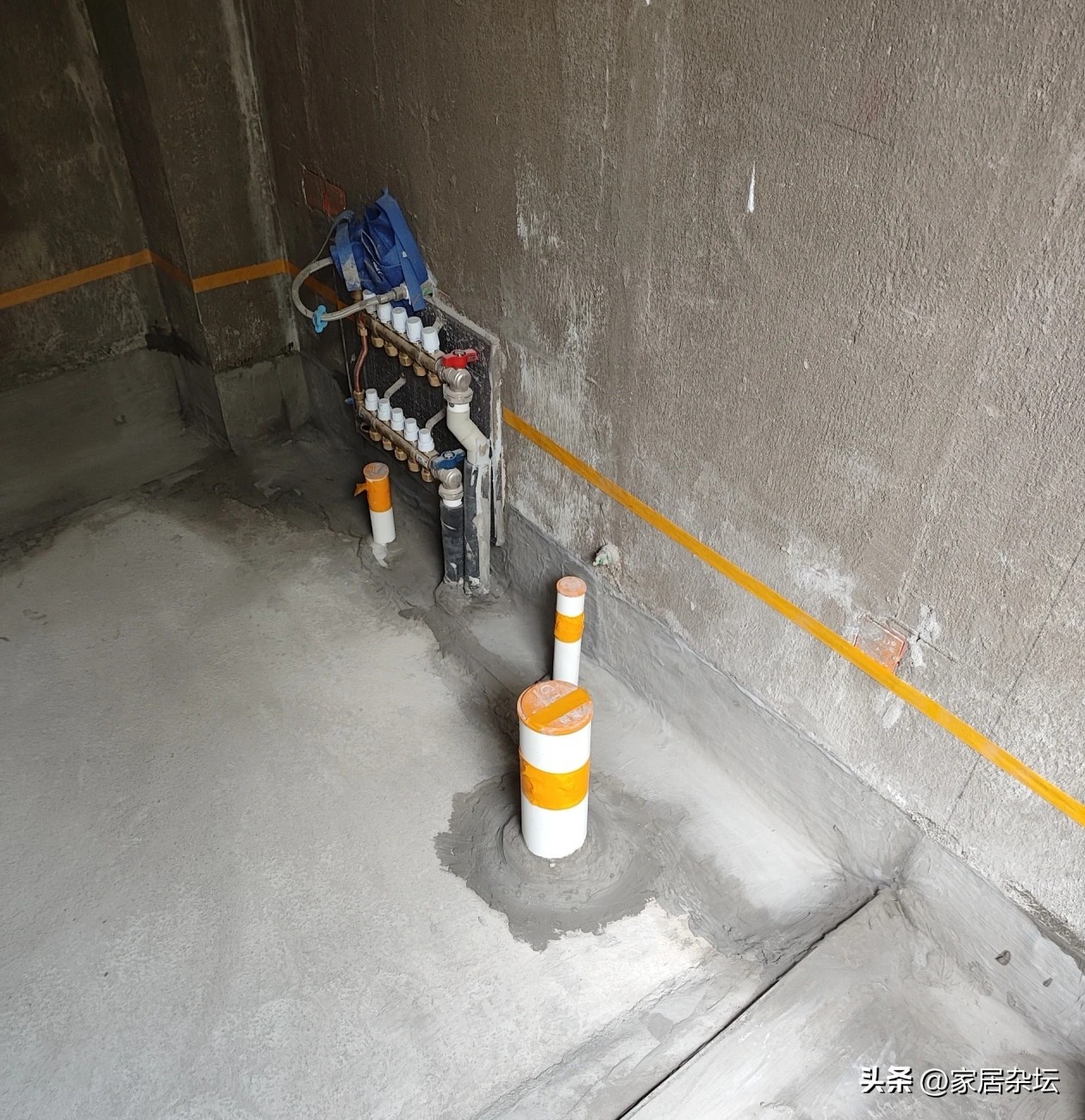 卫生间门口墙面返潮,刚装修不久卫生间门口返潮