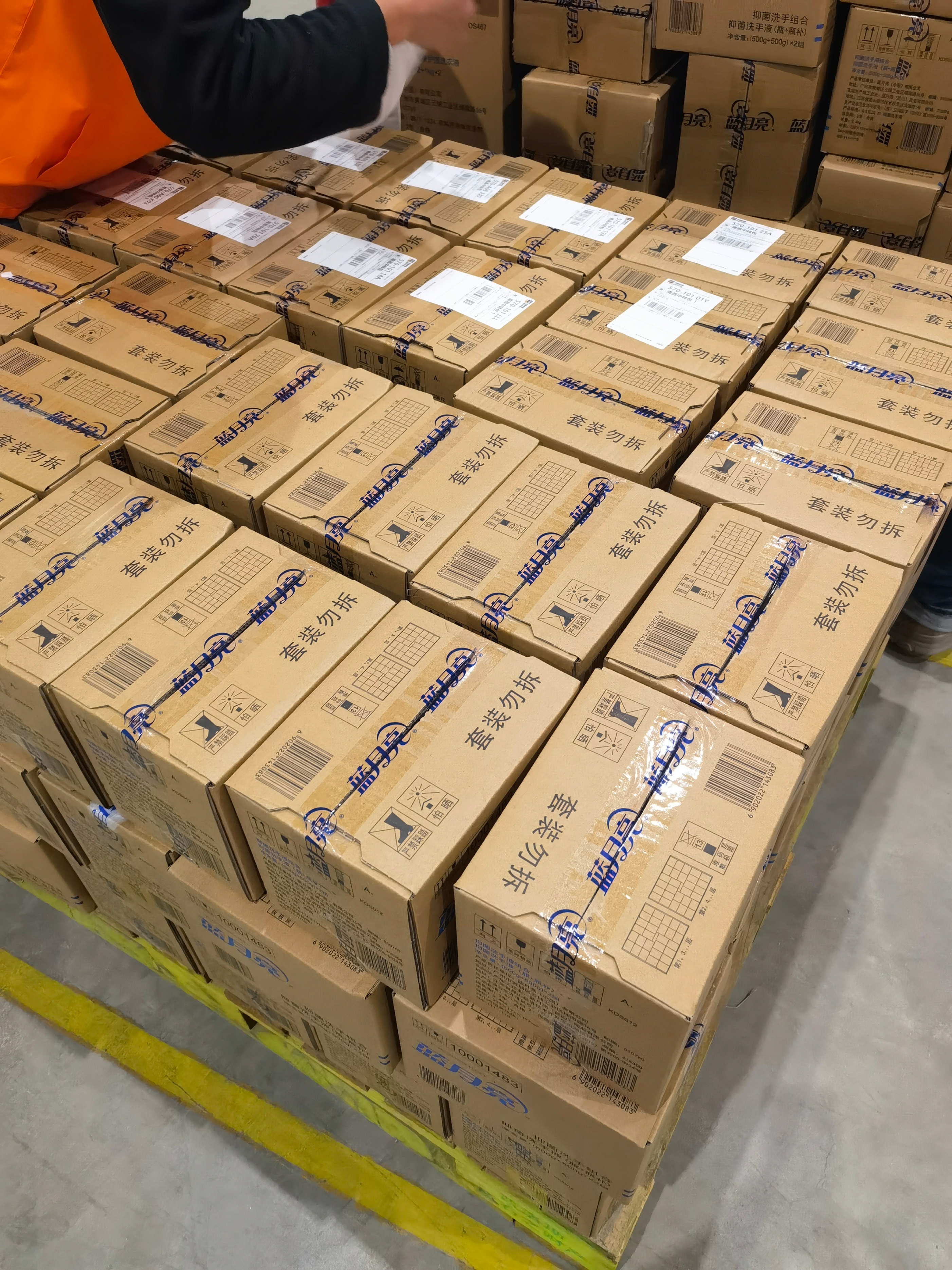 应对旺季单量十倍爆发，申通快递送“蓝月亮”入万家