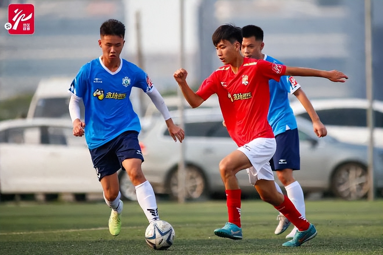 追奔露宿青海月，夺城夜蹋黄河冰。铁衣度碛雨飒飒，战鼓上陇雷凭
