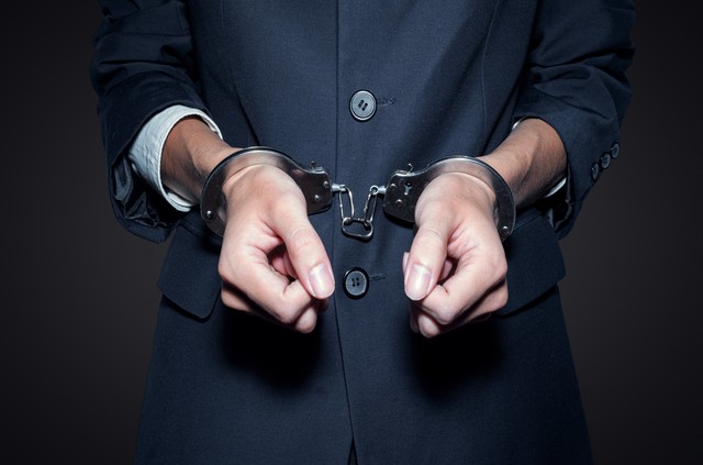 大爷挥动马扎砸倒男子后续,男子挑衅老人被暴揍