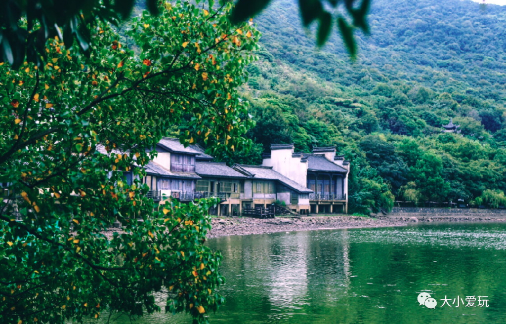 这座颜值逆天的“千岛之城”坐拥金沙白浪，还有机会偶遇荧光海哦