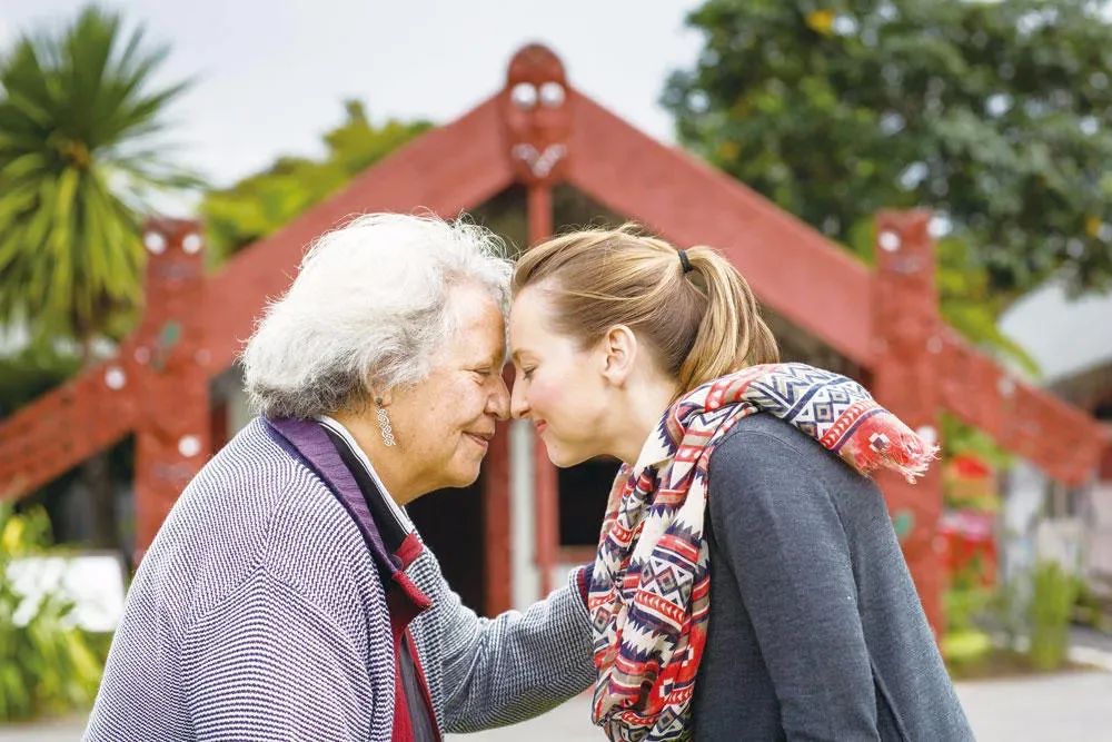 日本人为什么老鞠躬,为什么日本人坐着也鞠躬