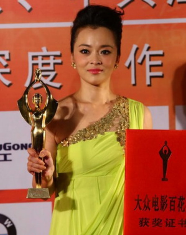 百花奖最佳女配奖杯标价4万出售，被盗、恶搞还是行为艺术？