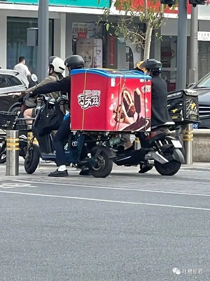 “3W4给女友买战损风上衣...”啊啊啊转身后当场裂开了!