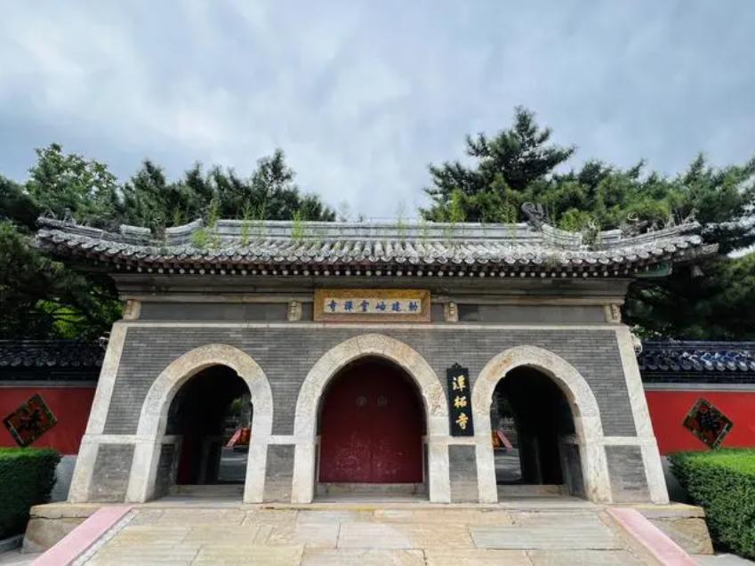 年轻人热爱烧香拜佛,寺庙烧香一年的香火钱