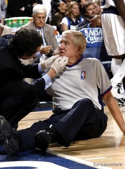 吉布森不满判罚！怒喷裁判、欲冲撞裁判！连吃两T遭遇驱逐