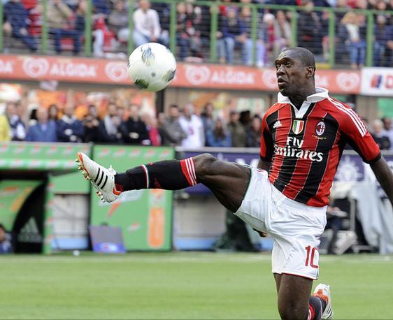 足球运动员大腿肌肉,大腿粗壮足球球员