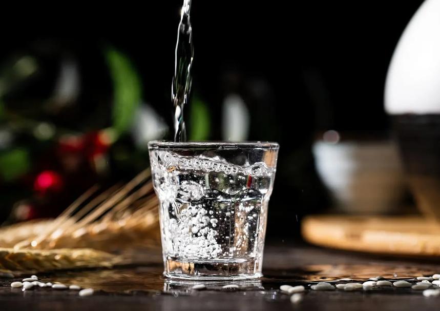 实体店买酒和网上买酒哪个靠谱,网上买酒是否合法