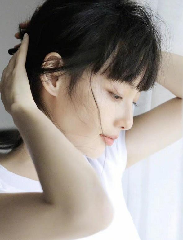 阔太张嘉倪气质真好，白T+高腰裤看似简单，却穿出初恋般的高级感