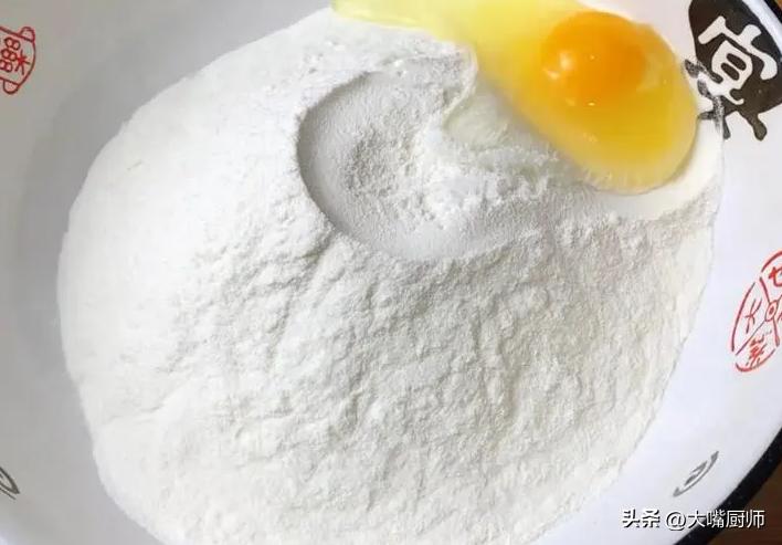 擀饺子皮的小技巧,擀饺子皮时用什么粉才不会粘