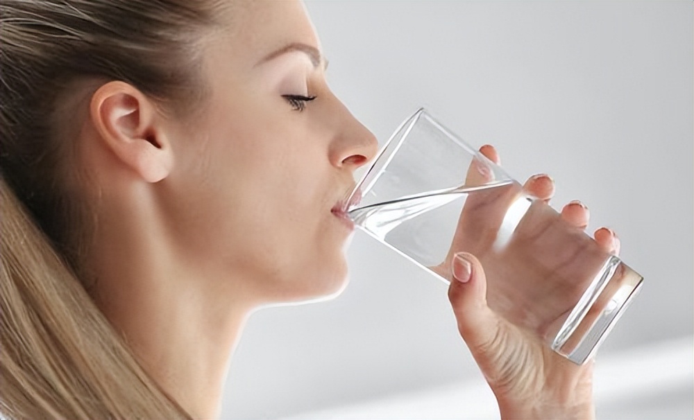 晨起空腹喝水的好处和坏处,晨起空腹喝水