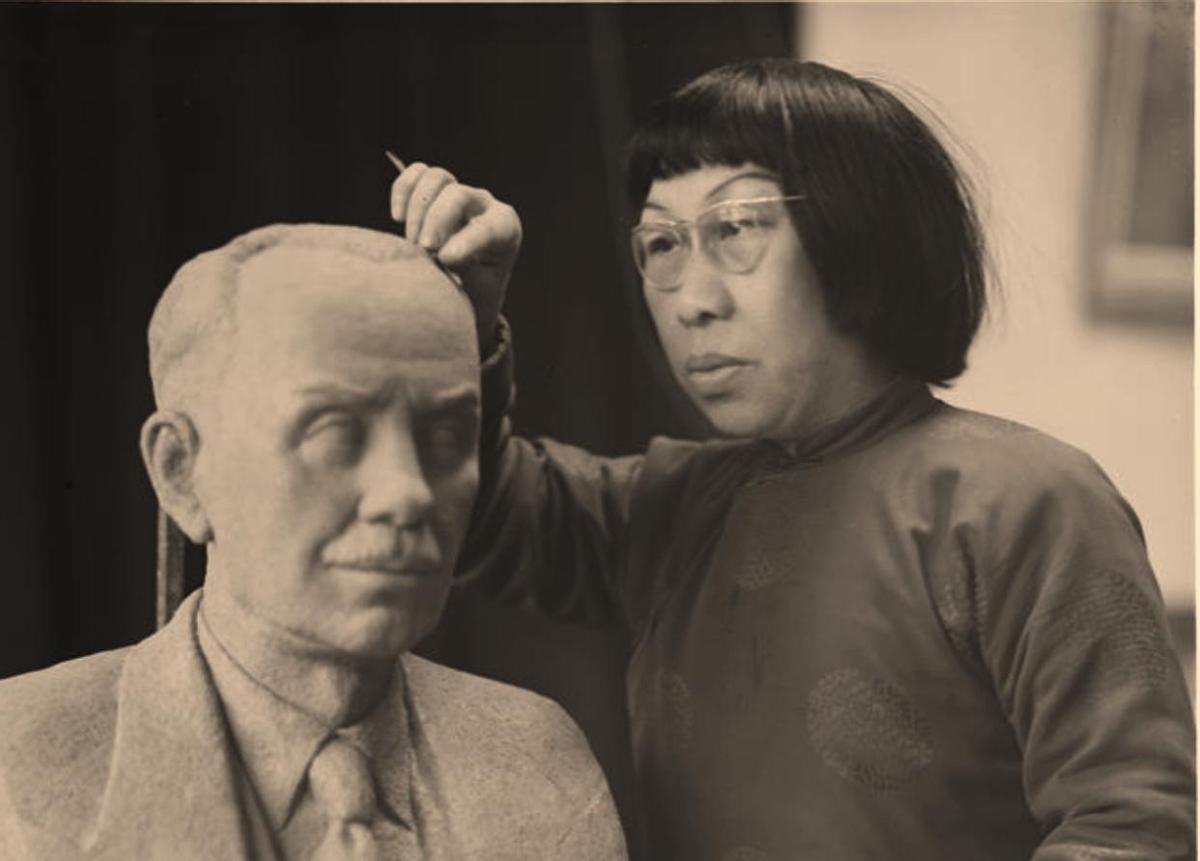 30张罕见晚清照:女子躺炕上欲仙欲死,骑跨在男子头上的洋人女子