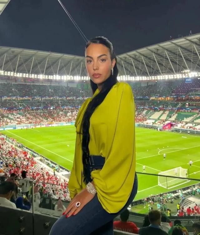 c罗携女友出席活动穿衣秀,c罗穿钻石裙现身戛纳