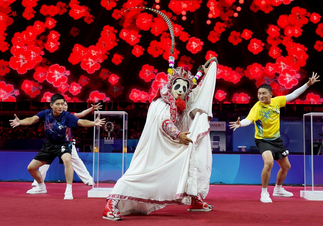 刘国梁给孙颖莎陈梦颁奖,刘国梁瓦尔德内尔杯