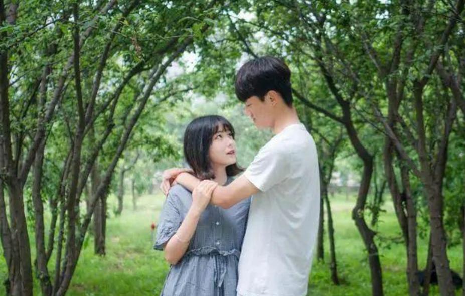 情侣每月花1500元被质疑,情侣每月花1500元惹争议