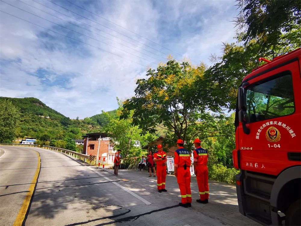 四川山火救援灭火,四川消防24小时把守防止山火复燃