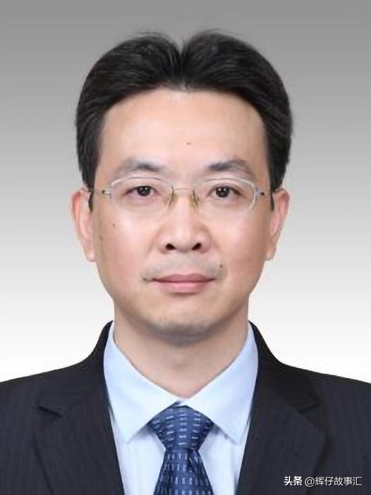 上海市黄浦区区长和无锡市市长,现任上海市委书记和市长