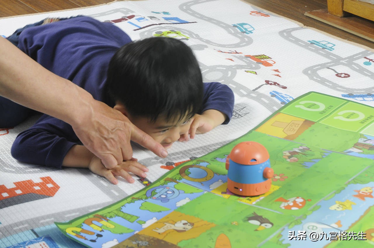 趣学伴思维训练机器人,儿童拼读编程机器人