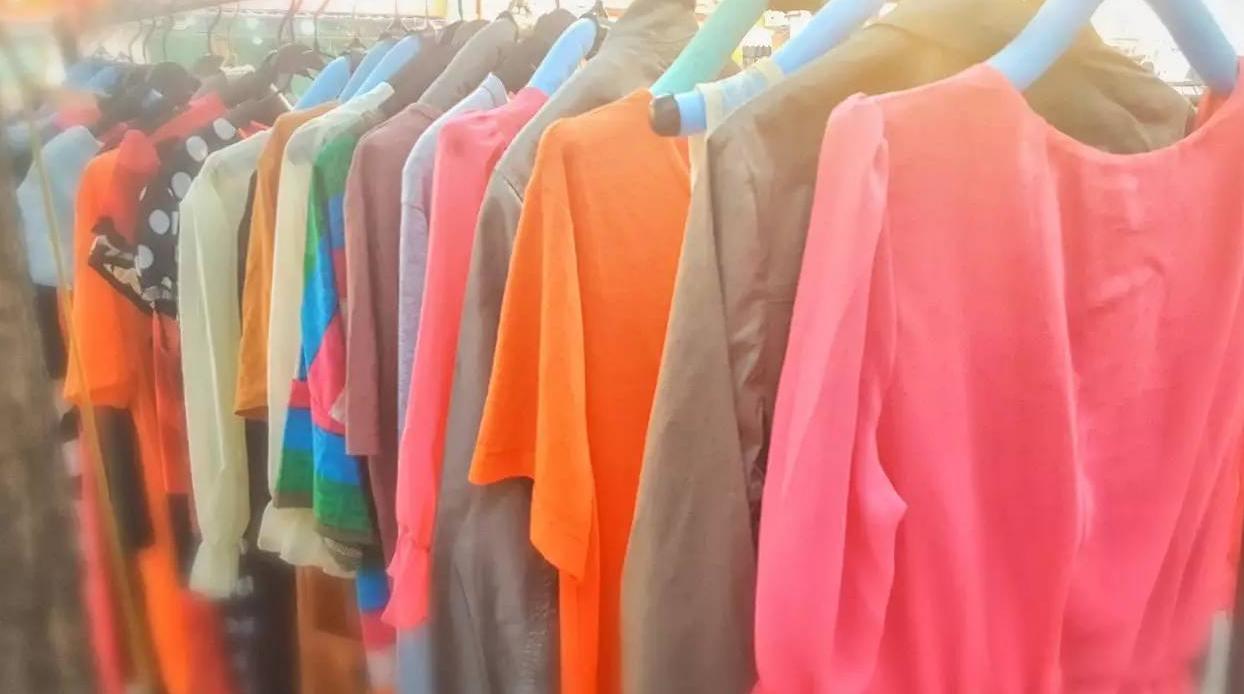 路边摊便宜的衣服哪来的,路边摊10元衣服从哪里来