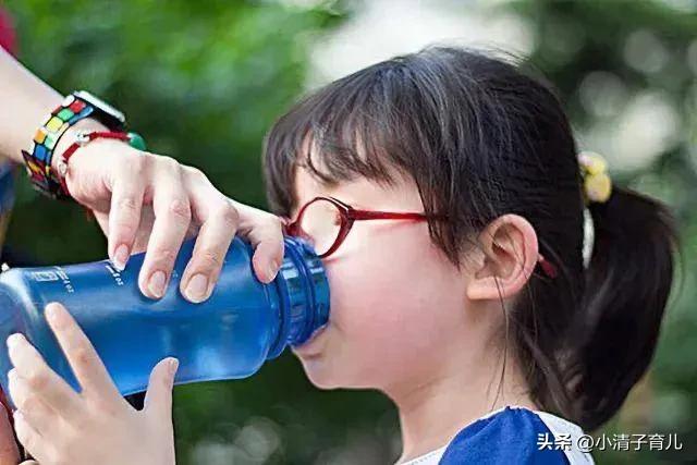 学会这4招再也不愁宝宝不爱喝水,宝宝不爱喝水怎么办最有效的方法