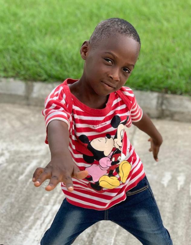 2016年,那个被白人美女喂水喝的2岁非洲小男孩,后来怎么样了?