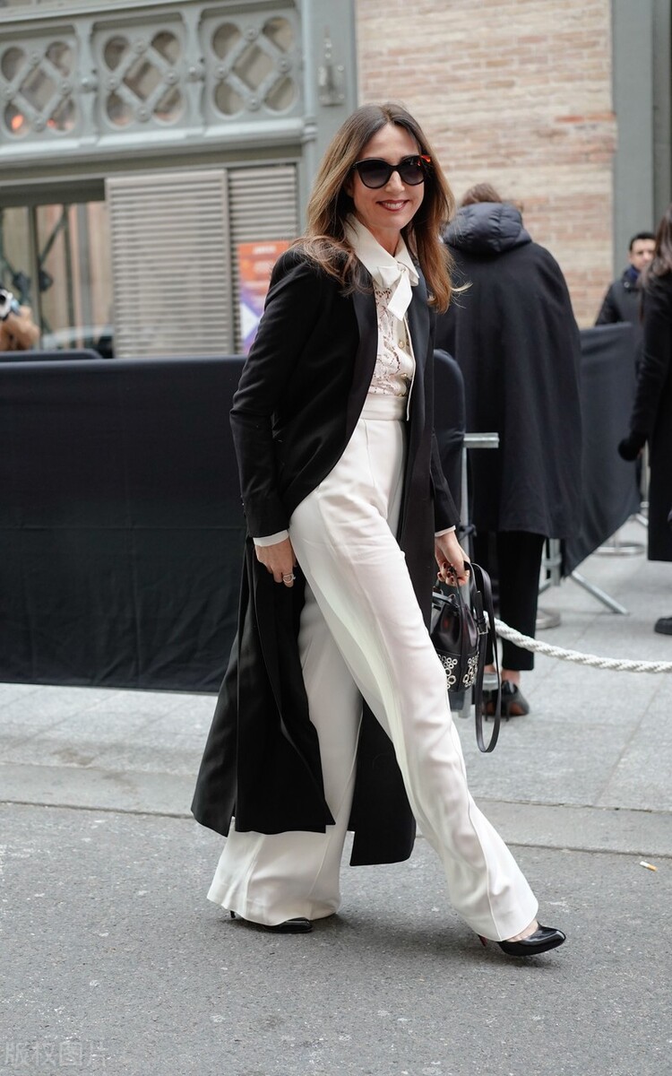 艾尔莎-齐鲁斯坦黑色西装大衣+白色衬衣+阔腿裤时尚迷人