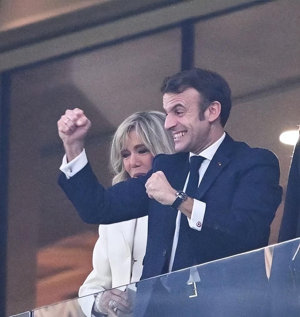 马克龙与布丽吉特互动温馨,马克龙和布丽吉特的亲密合照