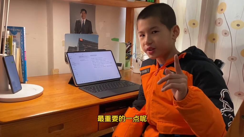 老陈爱刷机：小米澎湃0S系统最新更新的分屏功能，非常好用