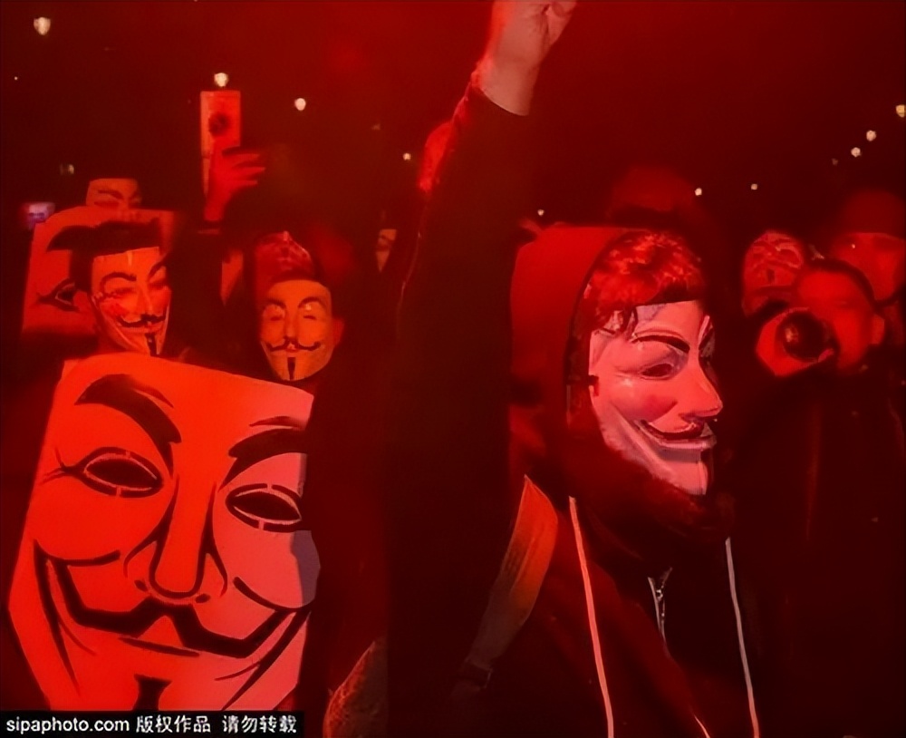 神秘反抗者的笑脸背后，究竟隐藏着怎样的政治思考？