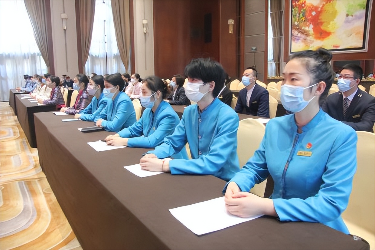 踔厉奋发新征程凝心聚力向未来——成都望江宾馆组织*党**员干部团员青年集中收看*党**的二十大现场直播