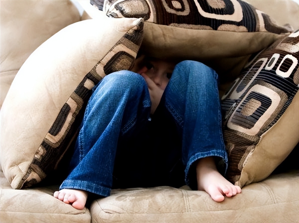 孩子玩手机危害重大，家长怒摔孩子手机，又再次给其购置新机？