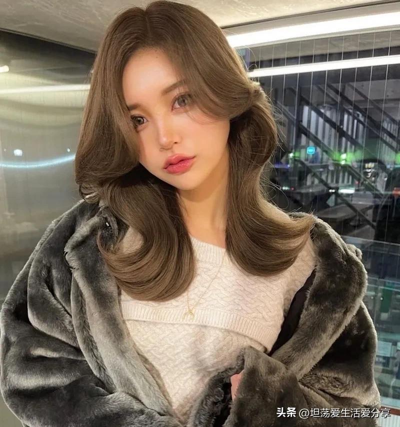 两边翘起来的发型有氛围感,散发发型既简单又俏皮