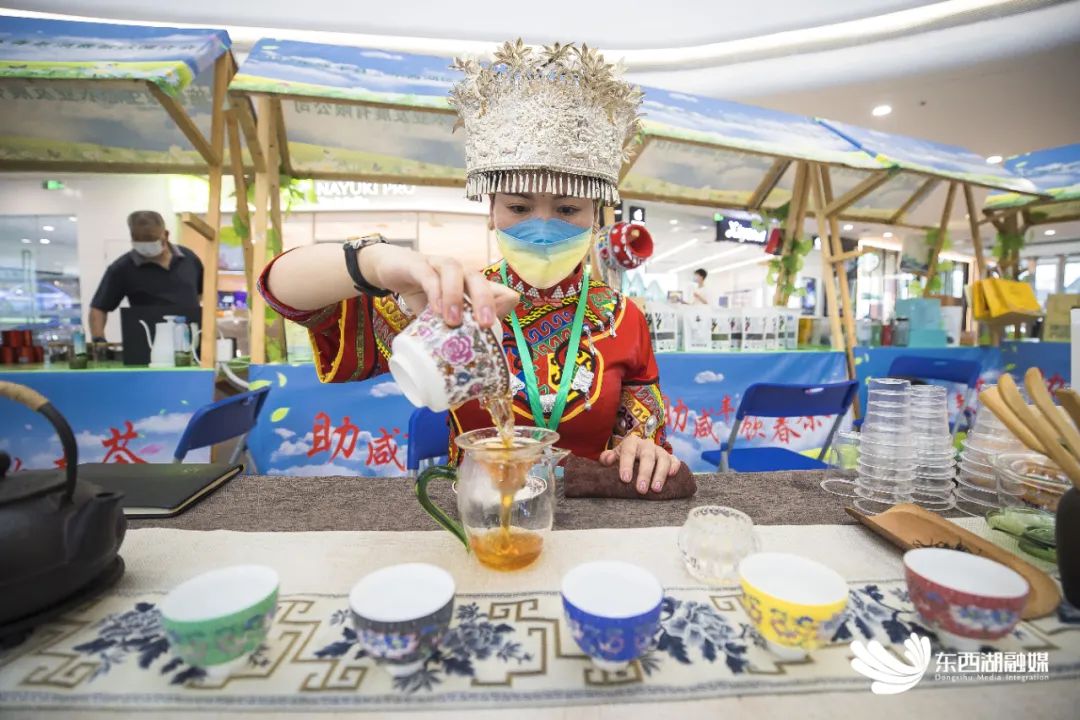 东西湖有个好兄弟！必！须！挺！