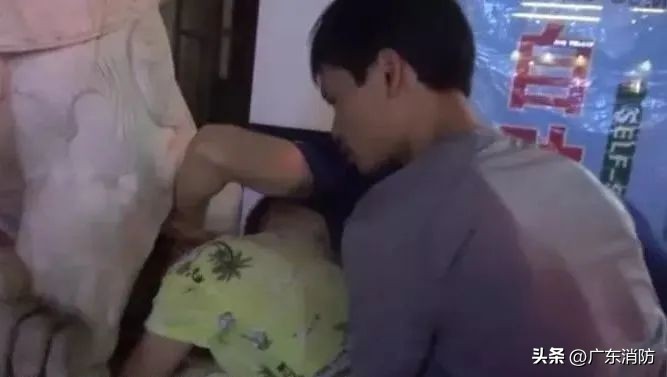 萌娃头被卡求助消防,萌娃卡住消防员