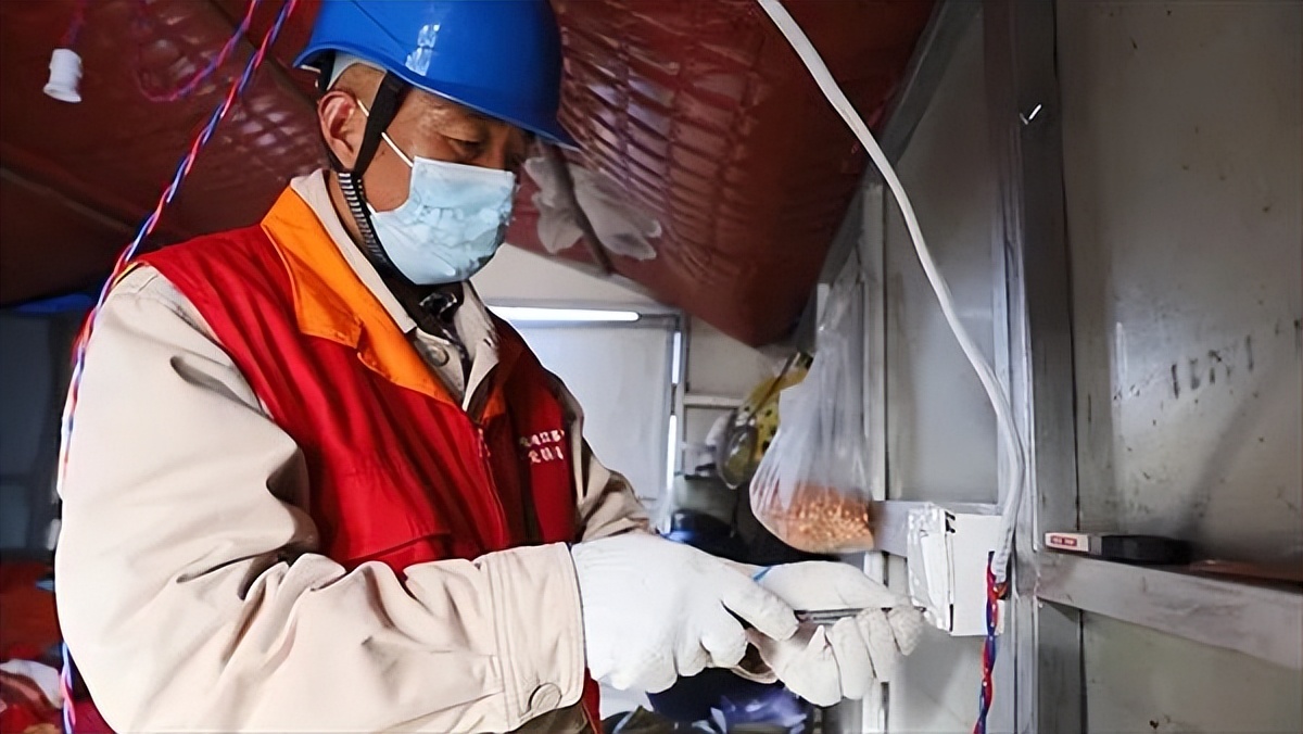 有电了！养蜂人因疫情滞留，供电公司专门拉了一根电线