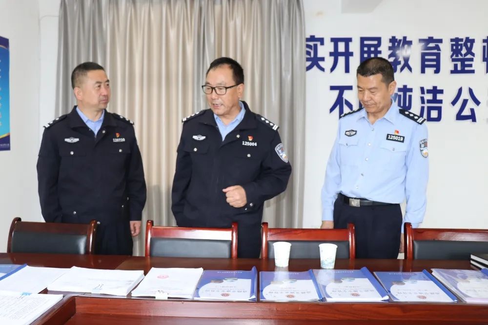 户政窗口周末开辟“学生*证办**”专场【三分钟速览成县公安动态】