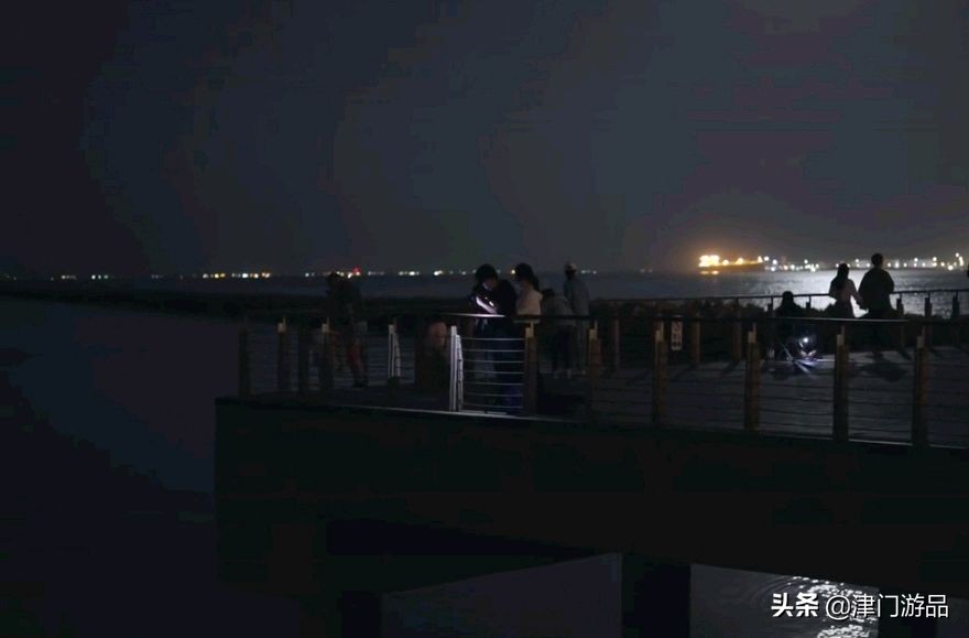 天津东疆港海岸出现荧光海，蓝色海光美轮美奂，网友评论：还有吗