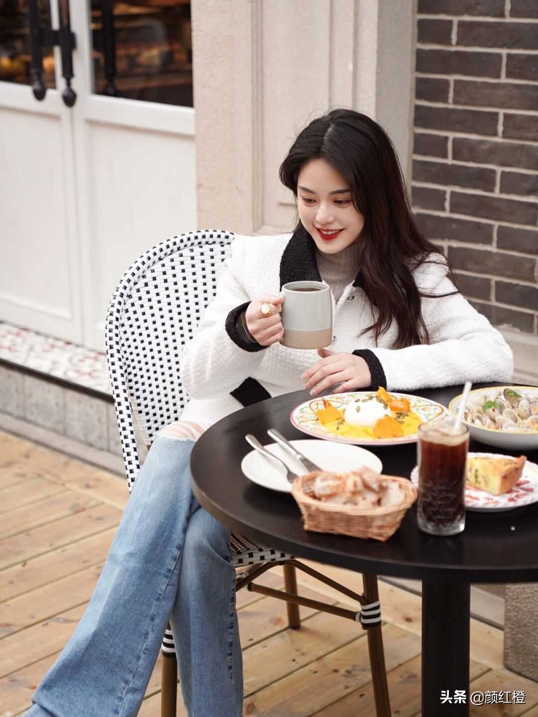 今年流行的职场穿搭女士,明亮色职场风穿衣搭配