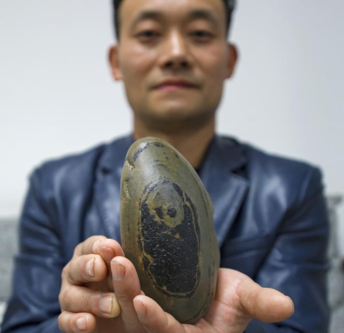 青岛男子捡到熊猫奇石，出价到百万也不卖，专家鉴定估价1.5亿