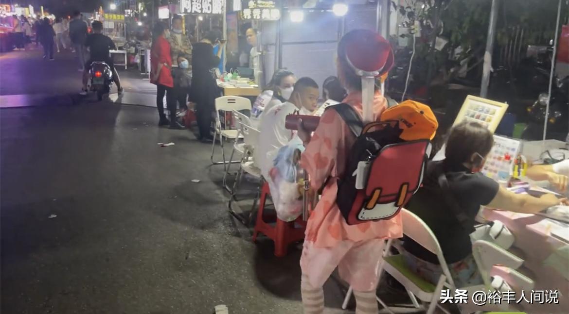 网红“豆浆王子”街头搭讪女童，遭好心人斥责，曾因猥亵女童入狱