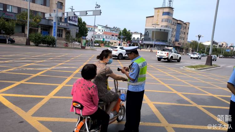 交警开展佩戴安全头盔宣传劝导,交警开展骑车戴头盔行动
