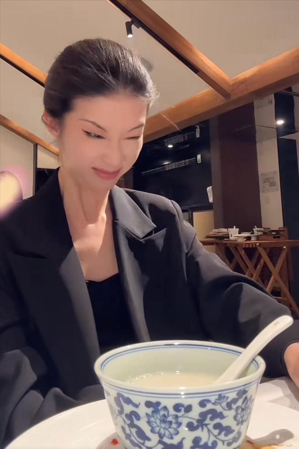 男子喝北京豆汁真上头,北京小伙喝老北京豆汁