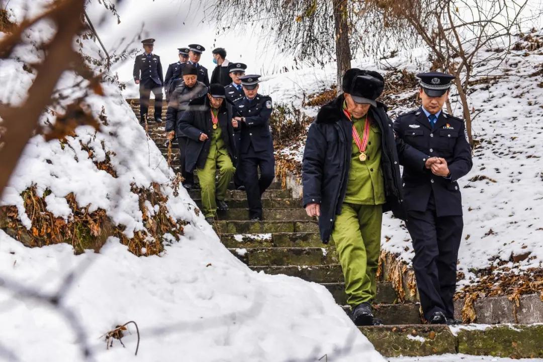 70多年后再次相聚，当年他8岁，他们18岁……