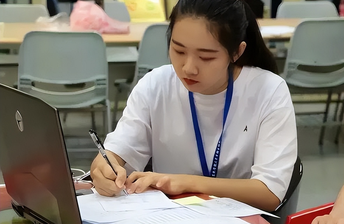 00后进入*草烟**后晒工资条，公积金数额“很亮眼”，说不羡慕是假的