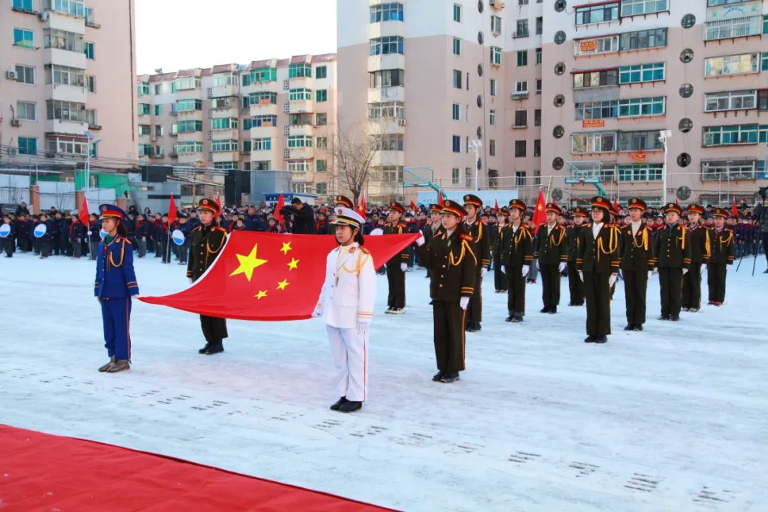赓续足球文化献礼*党**二十大——明山区实验小学新学期主题升旗仪式