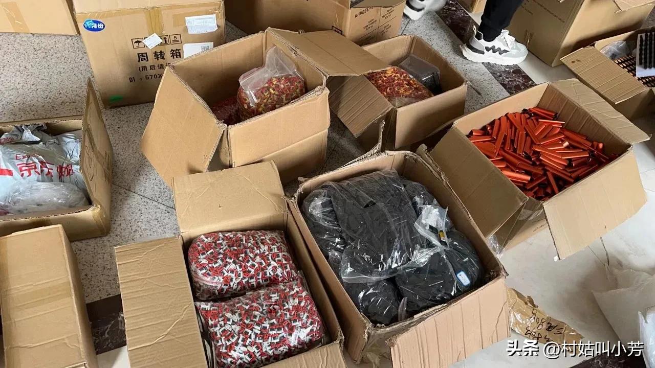 警察抓卖儿童案,警方捣毁卖淫窝点失足男青年